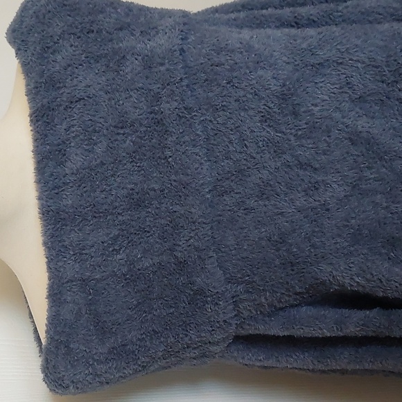 Sweaters. - Picture 2 of 4